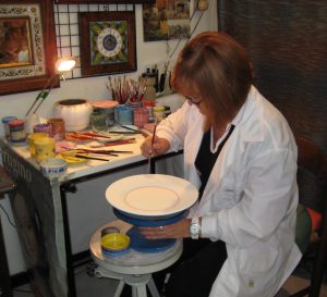 deruta-ceramic-artist-demonstrates-maiolica-pottery