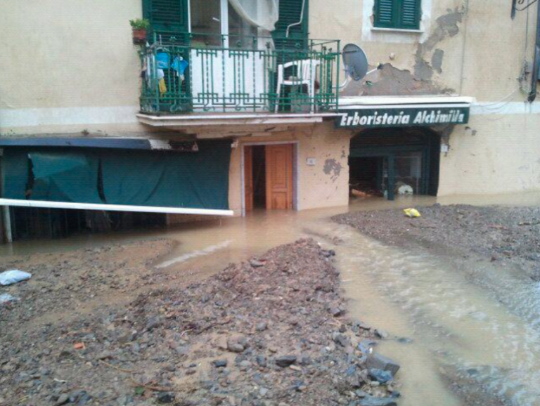 2011 Cinque Terre in Tempesta: Un Paradiso Trasformato in Inferno