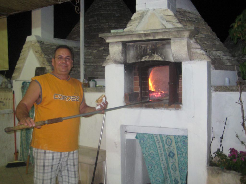 ferragosto-puglia-fireworks-parades-panzerotti-calzones